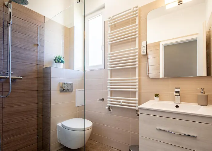 Alma - Sunny Three Bedroom Appartement