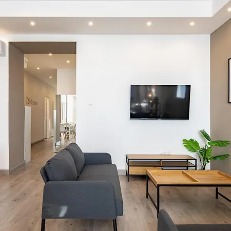 Alma - Sunny Three Bedroom Lägenhet *