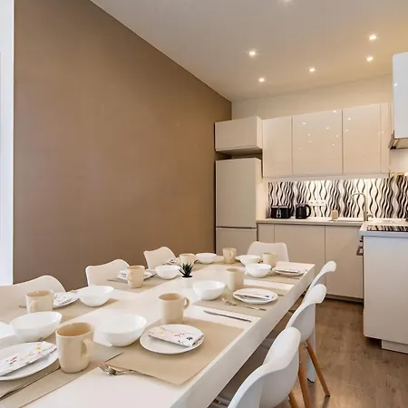 Alma - Sunny Three Bedroom Lägenhet