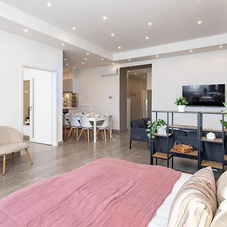 Alma - Sunny Three Bedroom Lägenhet *