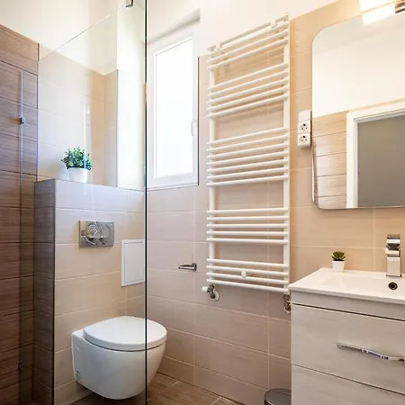 Alma - Sunny Three Bedroom Lägenhet