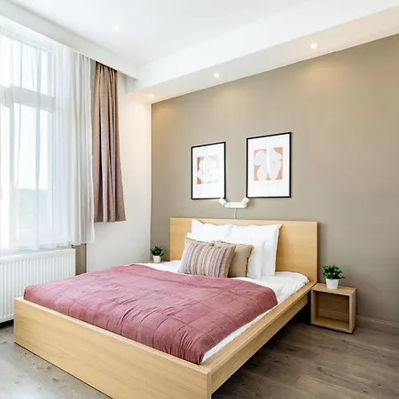 Alma - Sunny Three Bedroom Lägenhet *