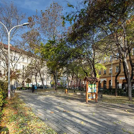 Alma - Sunny Three Bedroom Lägenhet *